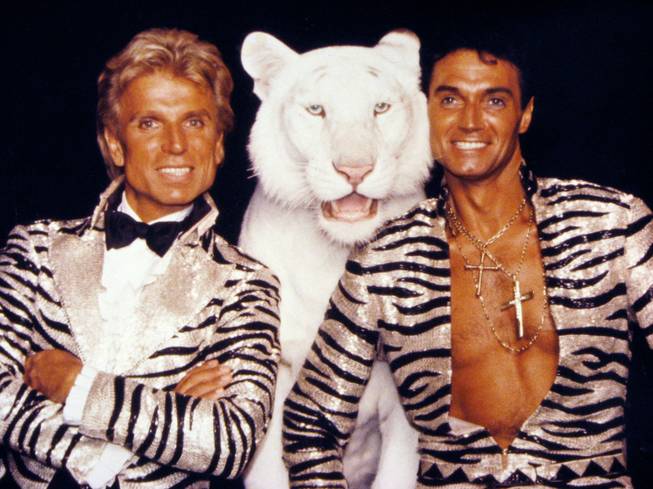 A dupla de alemães, aposentada em 2010, ficou conhecida por suas apresentações espetaculares com animais exóticos, incluindo tigres brancos, em Las Vegas. Um de seus números mais lembrados é o 