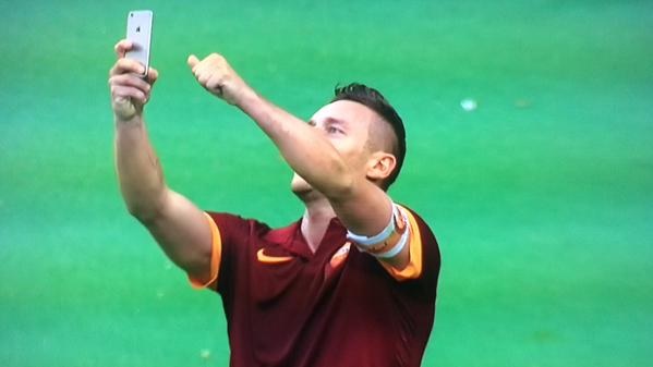 Totti tira selfie após marcar pela segunda vez contra a Lazio