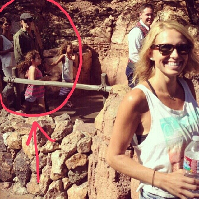 Quem diria hein, você tira uma foto na Disney e descobre que Halle Berry estava ali atrás. Photobomb WINS