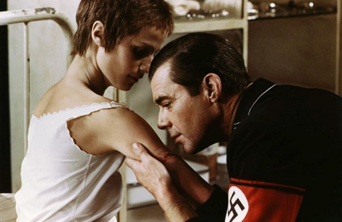 O filme italiano O Porteiro da Noite, de 1974, causou muita polêmica por misturar sexo com nazismo: 13 anos depois da 2ª Guerra, uma mulher que viveu em um campo de concentração reencontra seu torturador, um ex-oficial nazista