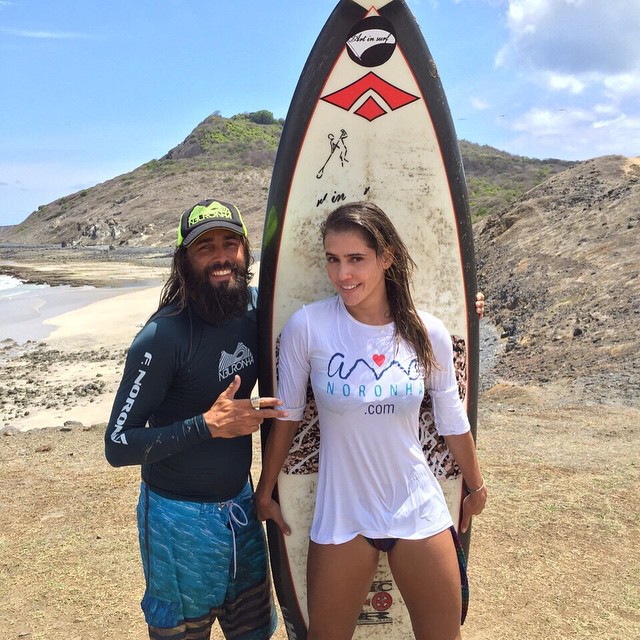 Deborah aprendeu a surfar com Tuca Noronha e escreveu: 