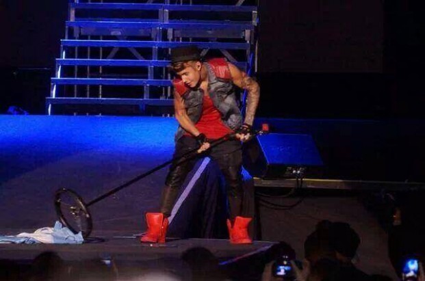 Tudo bem se você não quiser ser a miss simpatia durante o show, mas varrer a bandeira do país em que você está com o pedestal do microfone pra fora do palco já é vandalismo, né? Mas foi exatamente o que Bieber fez na Argentina, em novembro de 2013.