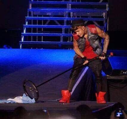 Justin Bieber gosta de causar, né! Durante show em Buenos Aires, o astro pop VARREU a bandeira da Argentina do palco. Isso sim é bizarro!