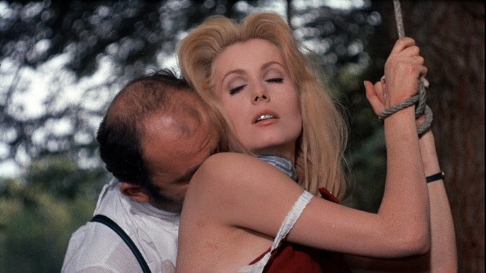 Outra esposa insatisfeita: Catherine Deneuve em A Bela da Tarde (1967), de Buñuel. Ela vira prostituta num bordel durante as tardes, além de ter sonhos eróticos surrealistas