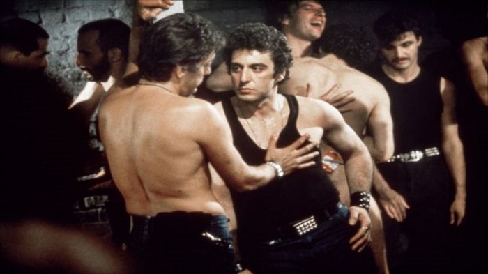 Falando no universo gay, temos Parceiros da Noite (1980), onde Al Pacino é um detetive que penetra em um bar gay SM para investigar um serial killer que mata homossexuais