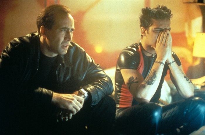 Nicolas Cage e Joaquim Phoenix investigam crimes cometidos nos bastidores dos snuff movies - filmes pornôs onde mortes reais acontecem. Foi em 8MM (1999), de Joel Schumacher