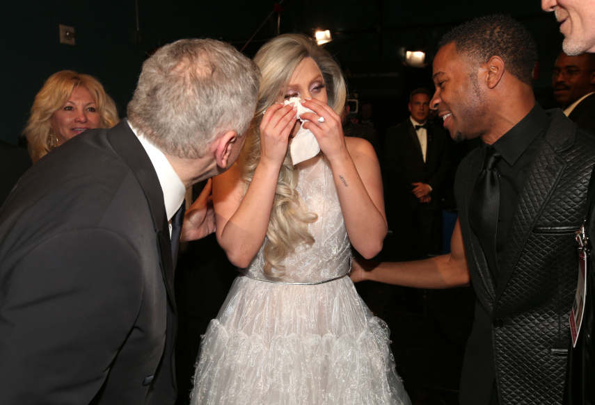 Lady Gaga emocionada no backstage do Grammy