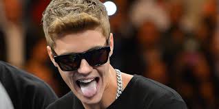 Em julho de 2013, o TMZ divulgou um vídeo nada agradável. Nele, Justin Bieber aparece fazendo xixi em um balde. Na cozinha de um restaurante. Na filmagem, seus amigos o incentivam e dão risada da situação.