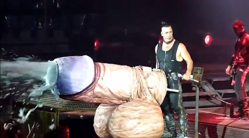 Mas quem vence no quesito pênis no palco são os alemães do Rammstein. Nos shows, o vocalista  Till Lindemman sobe num pênis gigante e ejacula na galera, que vai ao delírio!