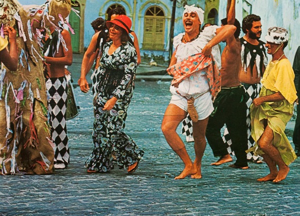 No filme de 1976, adaptado do livro de Jorge Amado, Vadinho (José Wilker) morre em pleno Carnaval logo na primeira cena