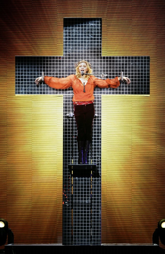 Madonna sempre mexeu com ícones religiosos em seus clipes, letras e shows.