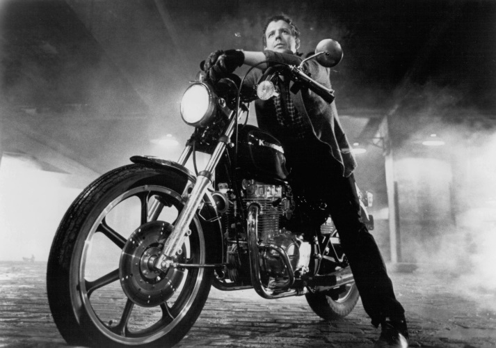 Ícone da sedução 80's, Rourke esteve forte em O Selvagem da Motocicleta (1983), além de causar muito em 9 1/2 Semanas de Amor (1986)