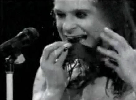 Outro que entrou nessa guerra da bizarrices, foi Ozzy Osbourne, que pasmem, arrancou a cabeça de um morcego vivo com a boca! Mano do céu!!!