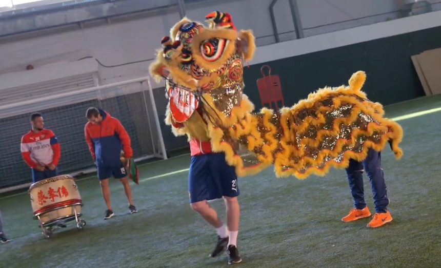 Atletas do Arsenal realizaram a 'Dança do Leão', tradicional da China
