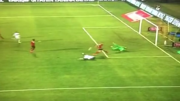 Mesmo caído no chão, Demba Ba faz o gol da vitória do Besiktas