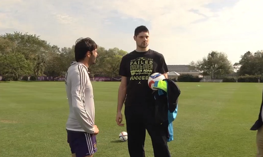Vucevic conversa com Kaká após o treinamento