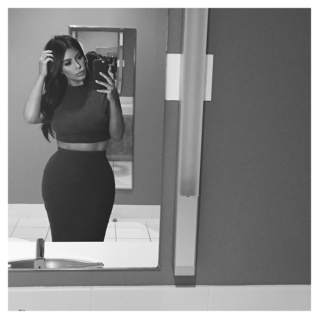 Já a Kim Kardashian faz a MESMA cara quando tirar selfie em frente do espelho...