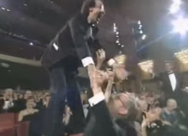 Em 99, ao vencer o Oscar de Filme Estrangeiro por A Vida é Bela, Roberto Benigni optou por escalar as poltronas da plateia, e chegou ao palco exibindo uma espécie de parkour em plena cerimônia