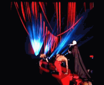 Madonna cai do palco no Brit Awards