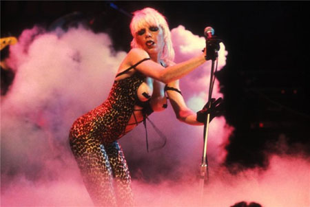Wendy o Willians, a ex-vocalista do Plasmatics, levava o púbico masculino (e feminino também) à loucura quando se masturbava no palco. Sério!