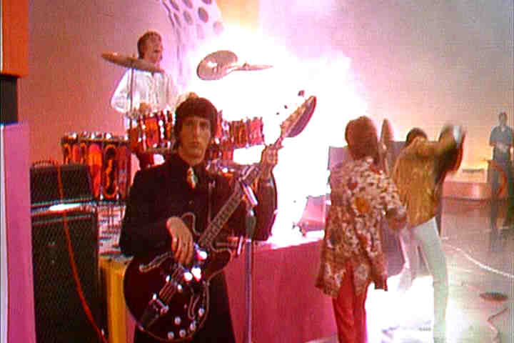 Keith Moon, do The Who, foi além e explodiu (com bombas mesmo) sua bateria em um show nos anos setenta. Resultado: causou danos à audição do guitarrista Pete Townshend. Legal ele, hein!