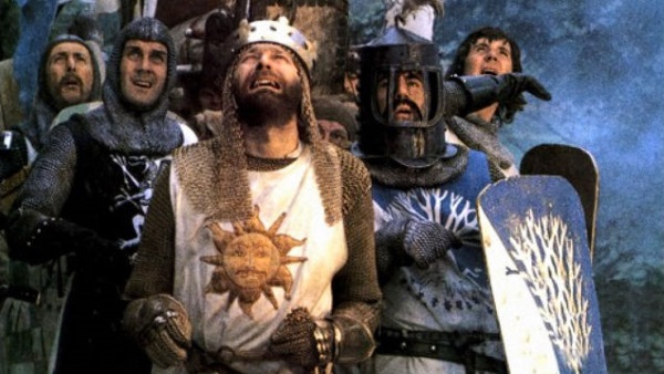 Em 74, o Monty Phyton escrachou a lenda, ao mostrar os incompetentes Cavaleiros liderados por Rei Arthur em 