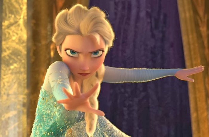 Elsa provoca muitos tumultos com seus poderes, envolvendo a irmã Anna e todo seu reino