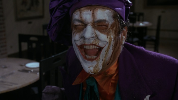 A atuação de Nicholson foi aclamada, e ele facilmente ofuscou Michael Keaton, que vivia o Batman