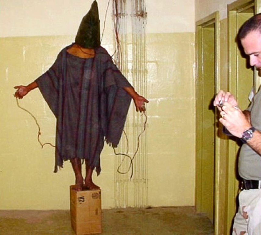 Foto original de Abu Ghraib por soldado desconhecido dos EUA, 2003