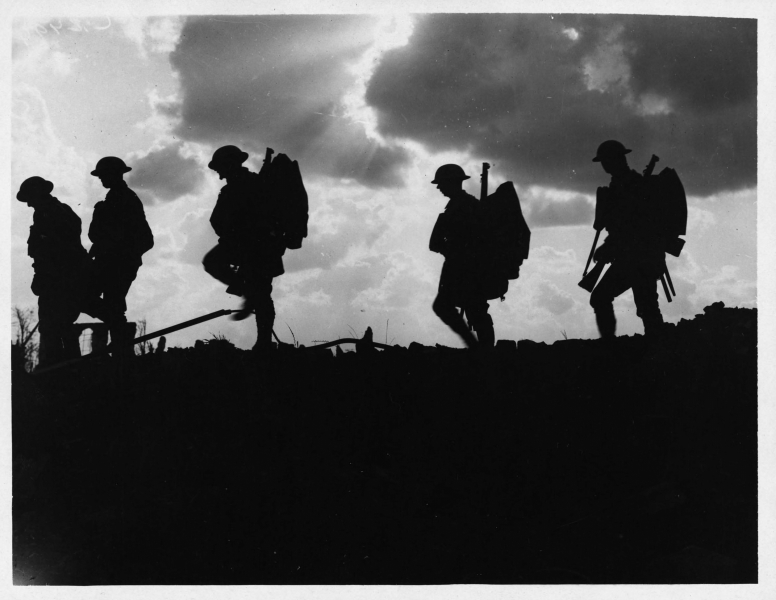Foto original de Five Soldiers Silhouette at the Battle of Broodseinde por Ernest Brooks, 1917