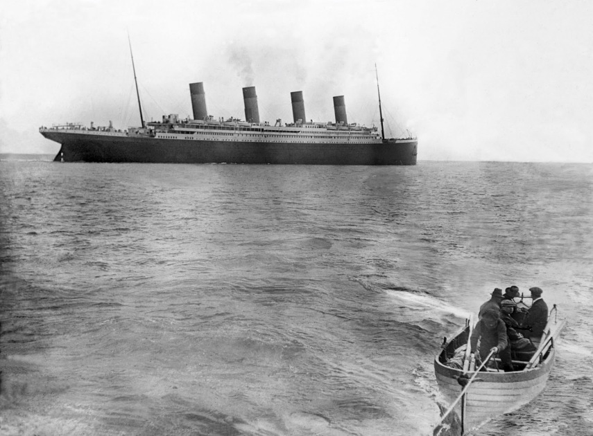 Foto original de The last photo of the Titanic afloat por Francis Browne, 1912