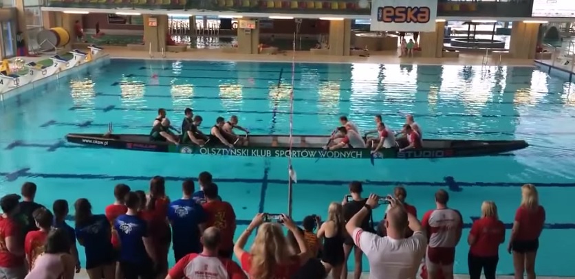 Uma piscina, uma canoa e doze atletas. O esporte sensação da Polônia!