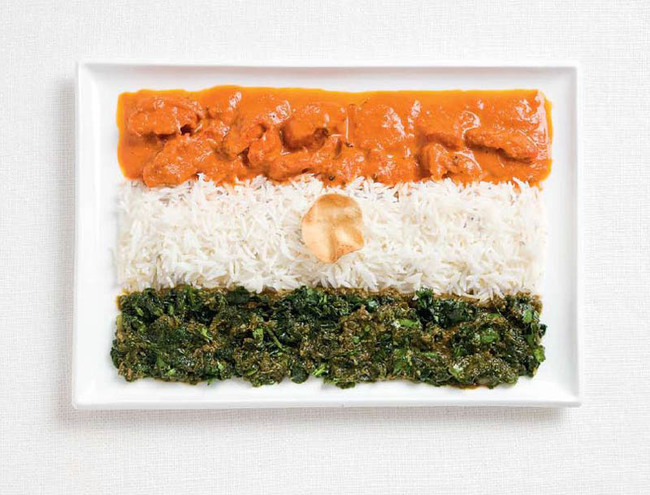 Índia: frango com curry, arroz, cheera thoran e paparis