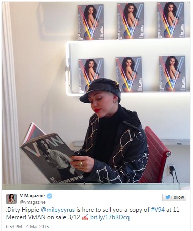 Lendo a V Magazine,  no escritório da V Magazine, que tem a Selena na capa. Ironia?