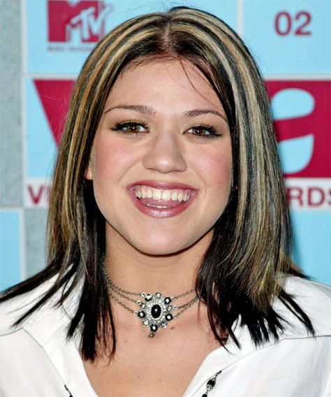 Não fi só a Kelly Clarkson que adotou as mechas no cabelo. O estilo zebra pegou tanto, mas tanto, que era raro a gente não ver uma garota ostentando as mechas claras super marcadas no cabelo.