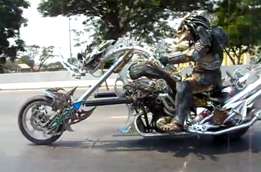 Predador dá rolê de moto