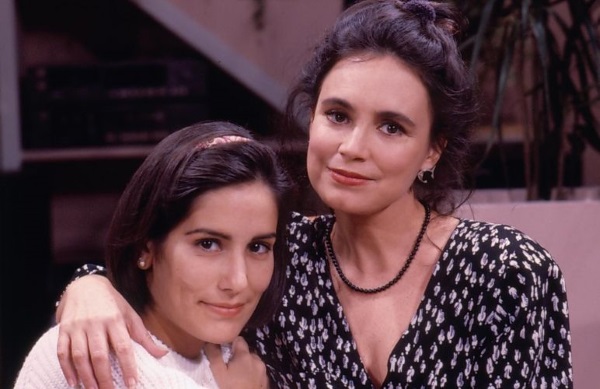 A ambiciosa Fátima era capaz de tudo para ser rica, inclusive trapacear a pobre mãe Raquel (Regina Duarte)