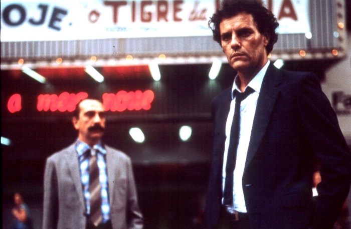 Um dos filmes mais caóticos do diretor (como o nome já indica), mostra o protagonista Ênio Gonçalves (direita) em crise na cidade, perseguido por uma espécie de demônio com quem faz um pacto