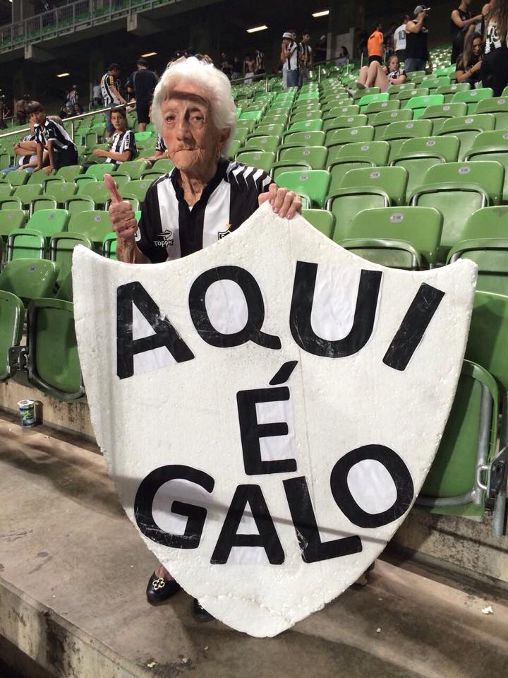 Vovó do Galo faz sucesso nos jogos do Atlético-MG