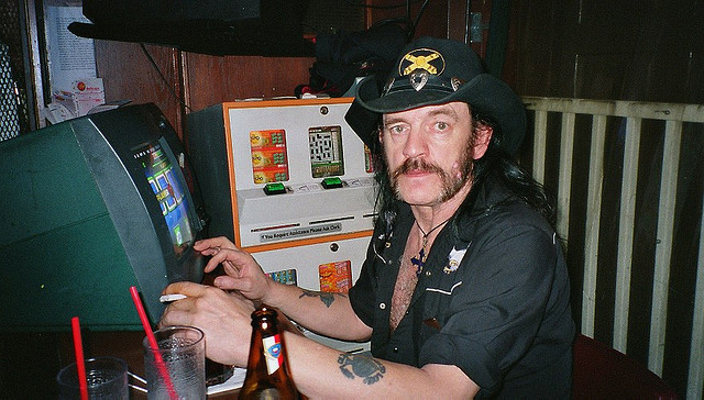 Resposta: 

O Deus Lemmy não vive sem uma máquina de jogo caça-niqueis.