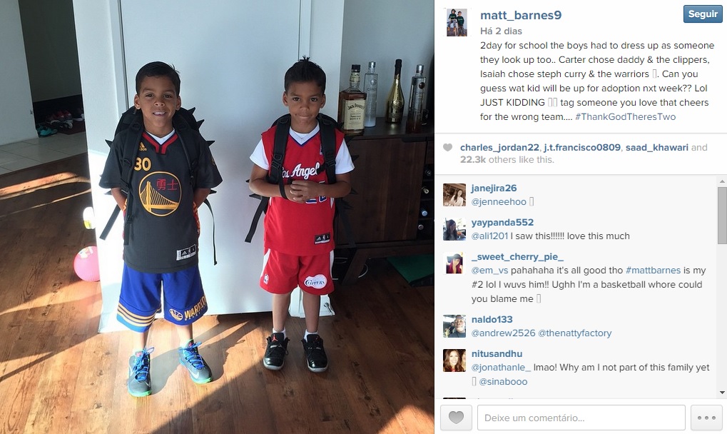 Filhos do jogador Matt Barnes usando camisa dos Clippers e do rival Warriors