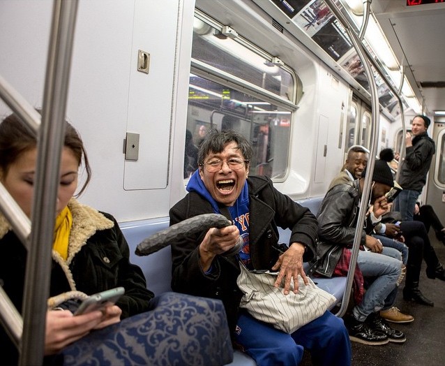 Idoso atormenta passageiros do metrô de Nova York com vibrador gigante