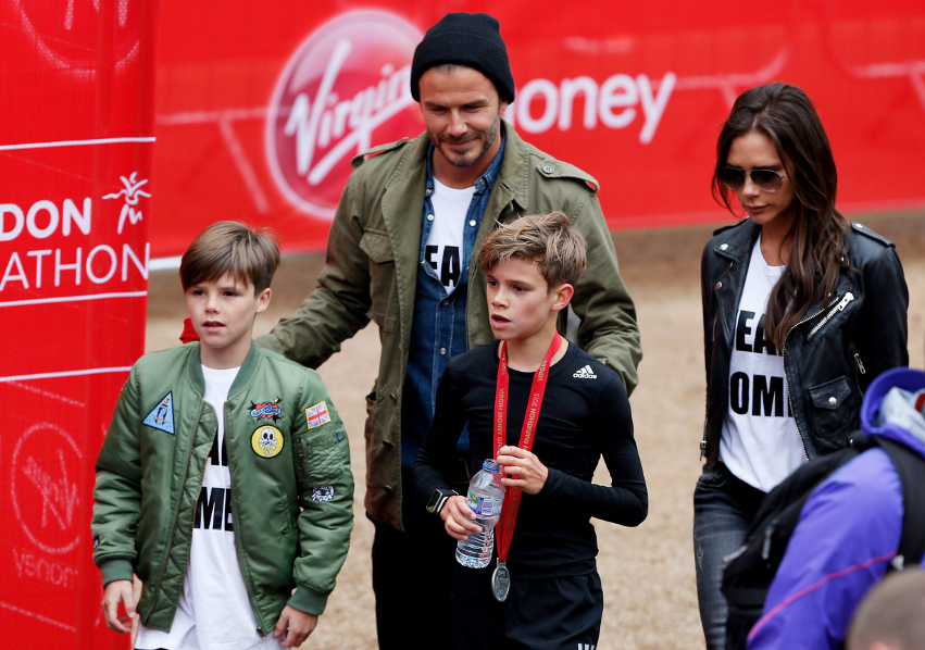 Romeo Beckham (de preto) ao lado dos pais e do irmão Cruz Beckham