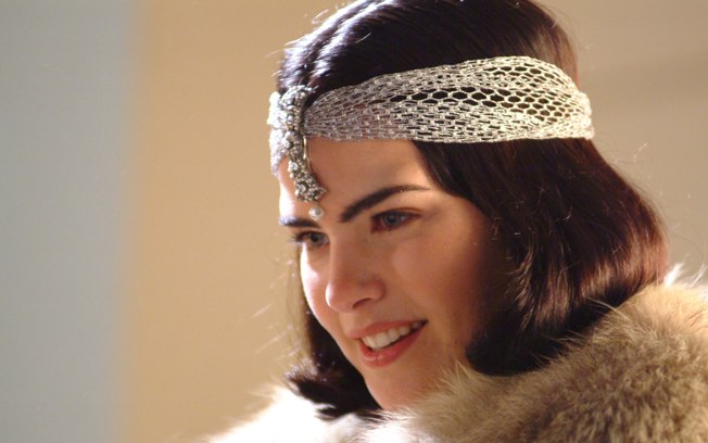 A atriz se afastou completamente da TV e causou polêmica ao deixar a novela Insensato Coração (2011), sendo substituída por Paola Oliveira