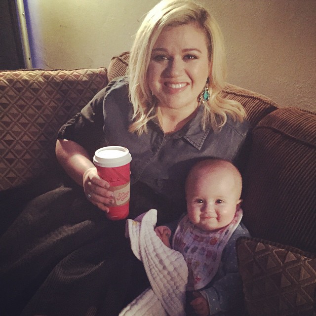 O bebê da Kelly Clarkson tem uma carinha tão fofa que é a sensação do Instagram da mãe