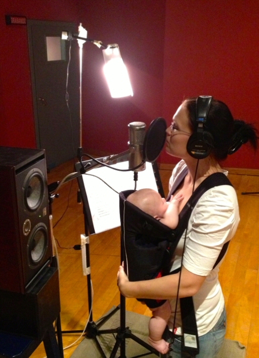 Naomi, a filha de Tarja Turunen, acompanhou a mãe até nos estúdios de gravação
