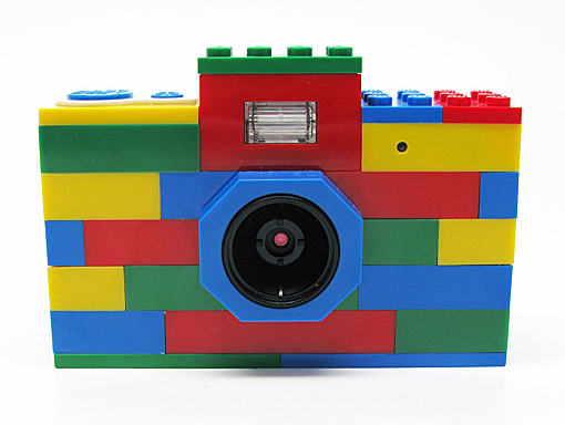 Para fãs dos famosos blocos de montar, essa câmera digital funciona como um tijolão de LEGO: dá para encaixar pecinhas ao redor dela. Ah... e é um produto oficial
