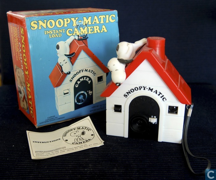 A câmera-casa-do-Snoopy, produzida no fim dos anos 70, em Hong Kong, é uma raridade em sites de leilão. Chega a custar o equivalente a R$ 750
