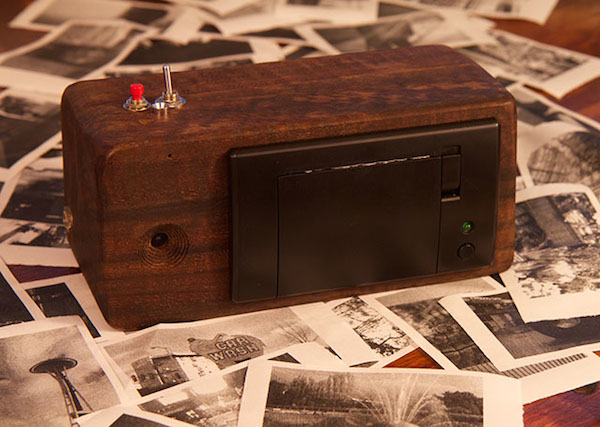 A câmera Printsnap imprime fotos instantaneamente em papel de recibo. Ela está sendo produzida por meio de financiamento coletivo e comporta um rolo de papel de recibo de 15 m, o suficiente para fazer até 150 imagens
