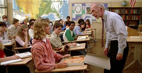 Mas a década de 80 gerou inúmeros filmes escolares americanos que marcaram época, como este aqui, onde Sean Penn pede uma pizza em plena sala de aula